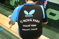 Pohled zblízka na nový oddílový dres TJ Nová Paka, stolní tenis - Jakub nejspíše přemýšlel nad svou křečovou hrou
